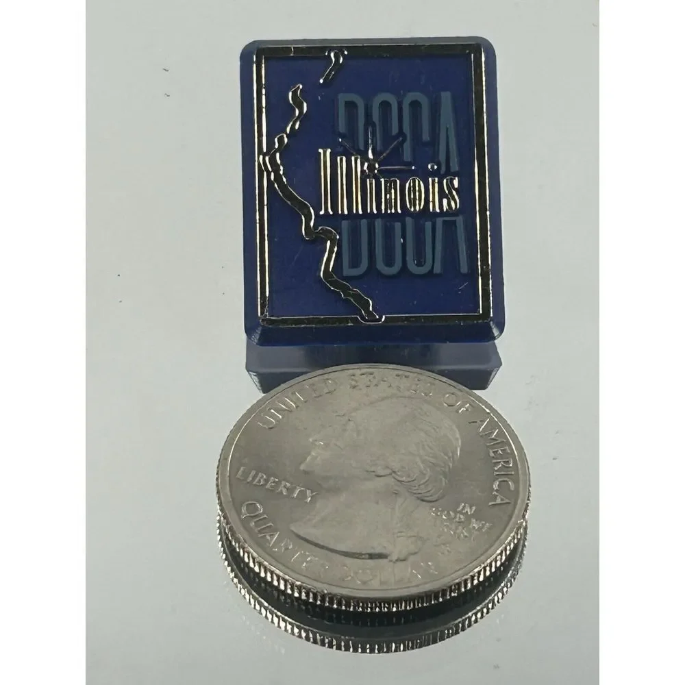 Vintage Illinois DECA Pin Plastic Education School Club Organization‎ Hat Lapel